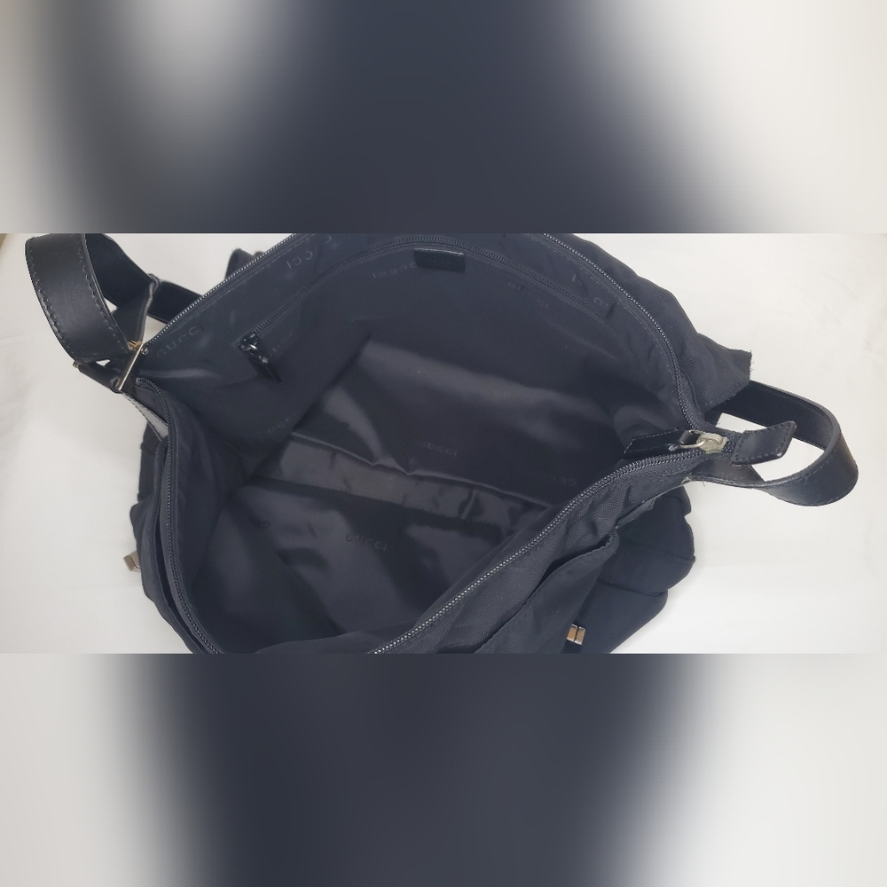 Gucci Black Messenger Bag with Adjustable Strap and Sleek Design - Picture 12 of 16